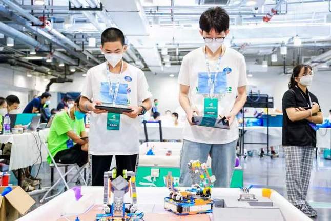 2022世界机器人大会在北京召开 优必选人形机器人亮相大会开幕式