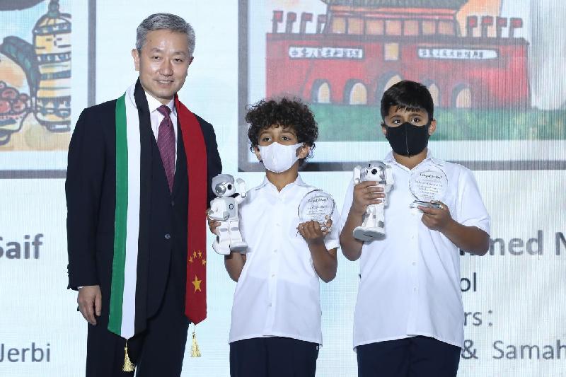 悟空机器人亮相首届阿联酋中文教学“百校项目”学生绘画比赛