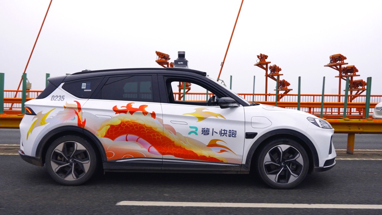 “打无人车，逛大武汉”：两座长江大桥可通行全无人自动驾驶汽车