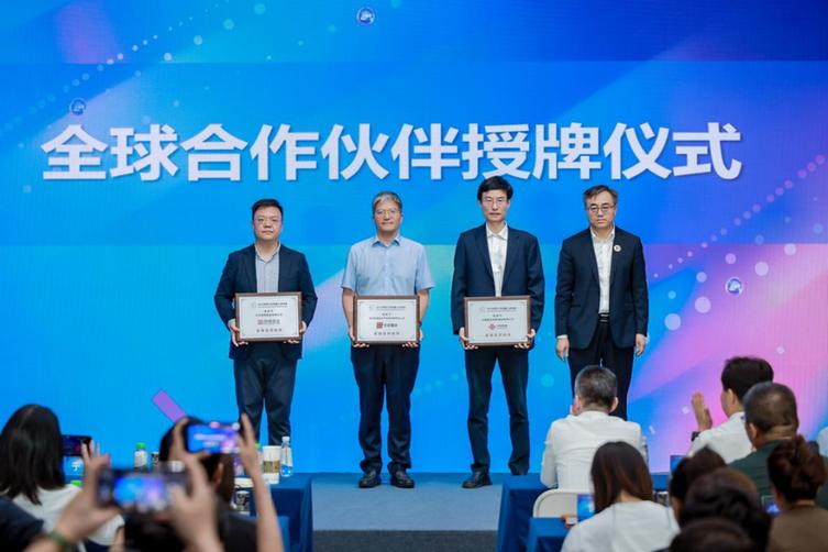 中国联通成为首届世界人形机器人运动会全球合作伙伴