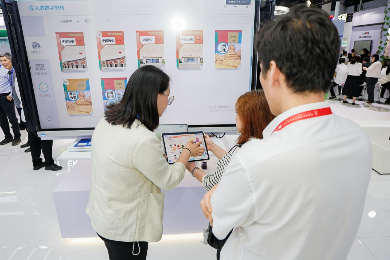 小猿携手人教音像数字出版社发布“中小学教材智能体”