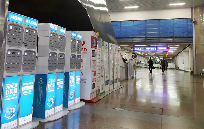 北京西站缓解充电难 数百台共享充电设备实现车站内外全覆盖